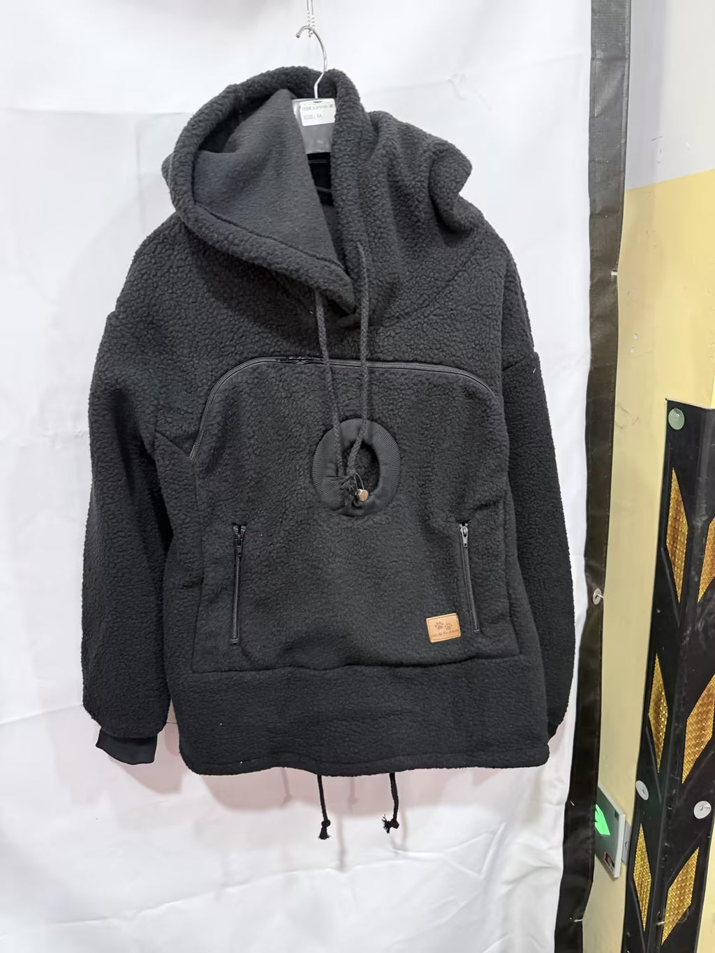 Sudadera Kangapaw negro con gato asomando por la ventana
